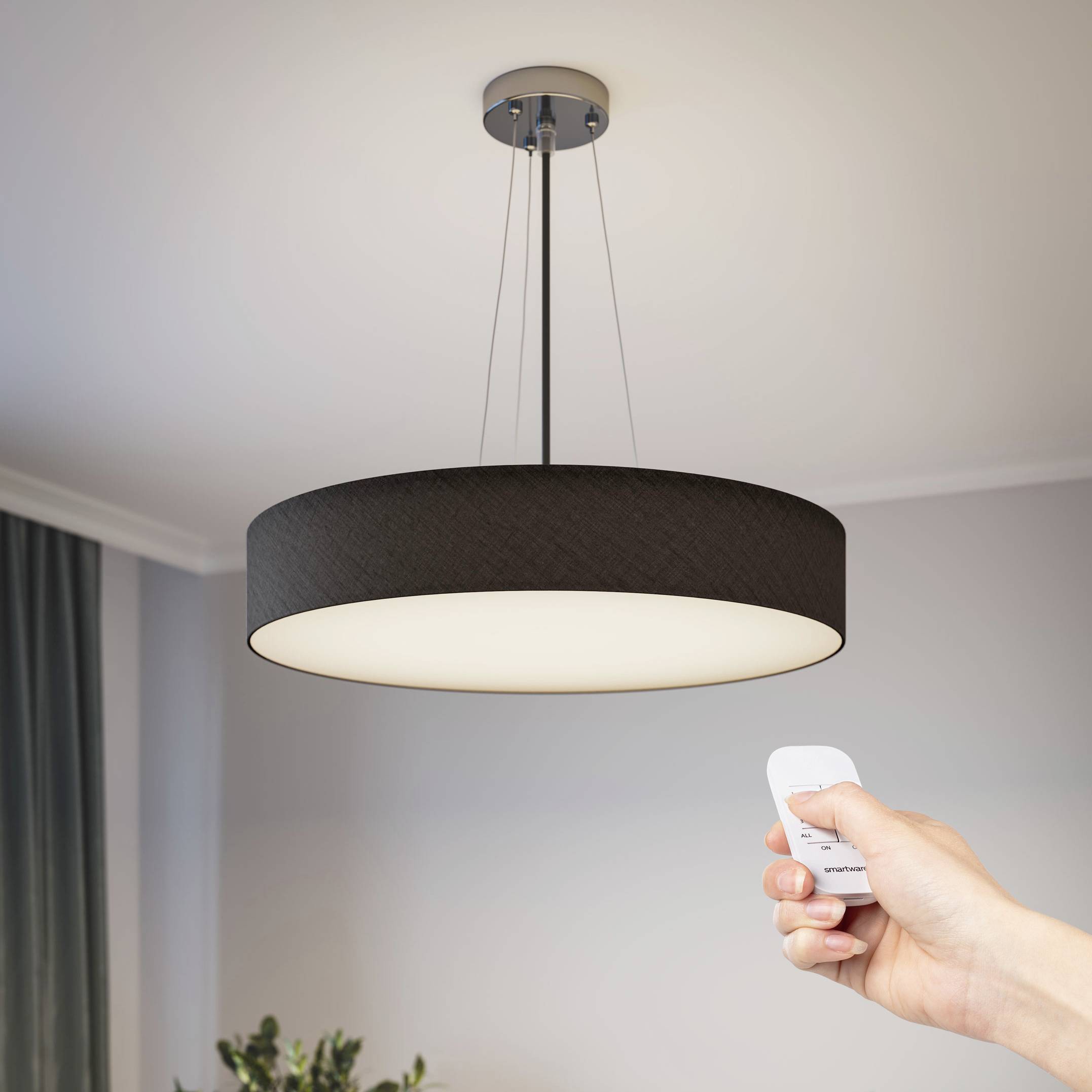 Moderná závesná lampa na strope sa ovláda diaľkovým ovládačom.