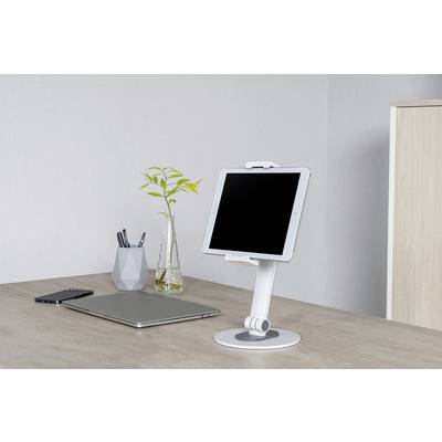Písací stôl s tabletom na stojane, laptopom, smartfónom a stojanom na perá s dekoráciou rastliny.