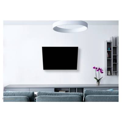Obývacia izba so sivou sedačkou, na stene zavesený plochý televízor a polica s fialovou orchideou. Moderné, minimalistické zariadenie.