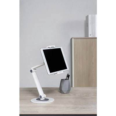 Počítačový stôl s držiakom na tablet, na ktorom leží tablet. V pozadí skriňa so zakladačmi a stojan na perá.