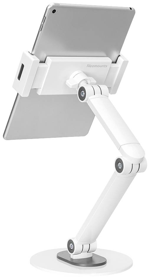Tablet v nastaviteľnom bielom držiaku s ramenom a podstavcom, ktorý zabezpečuje flexibilné umiestnenie a stabilitu.
