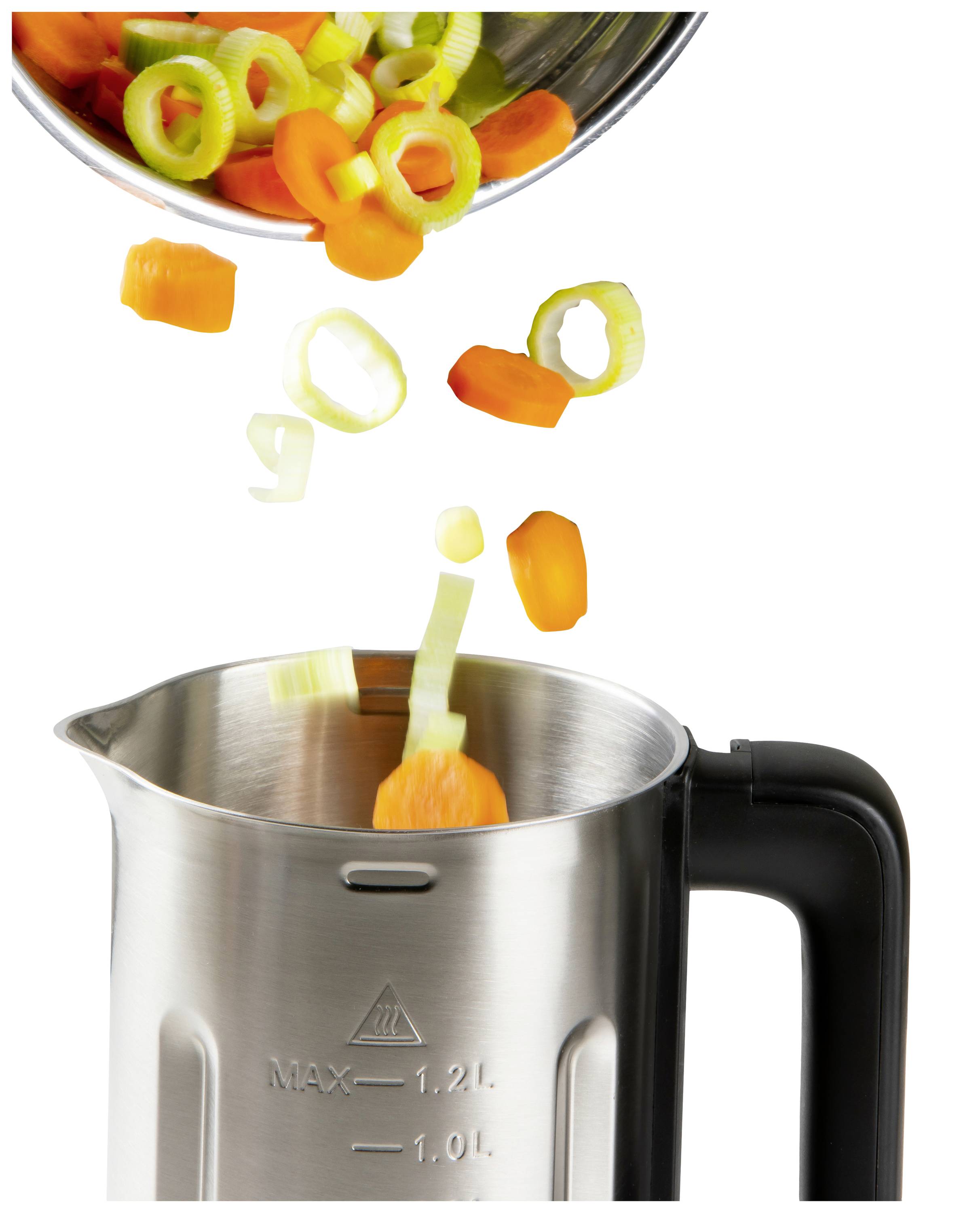 Okrúhle plátky mrkvy a prstence póru padajú do kovovej nádoby s čiernou rukoväťou, ktorá je označená MAX 1.2 L.