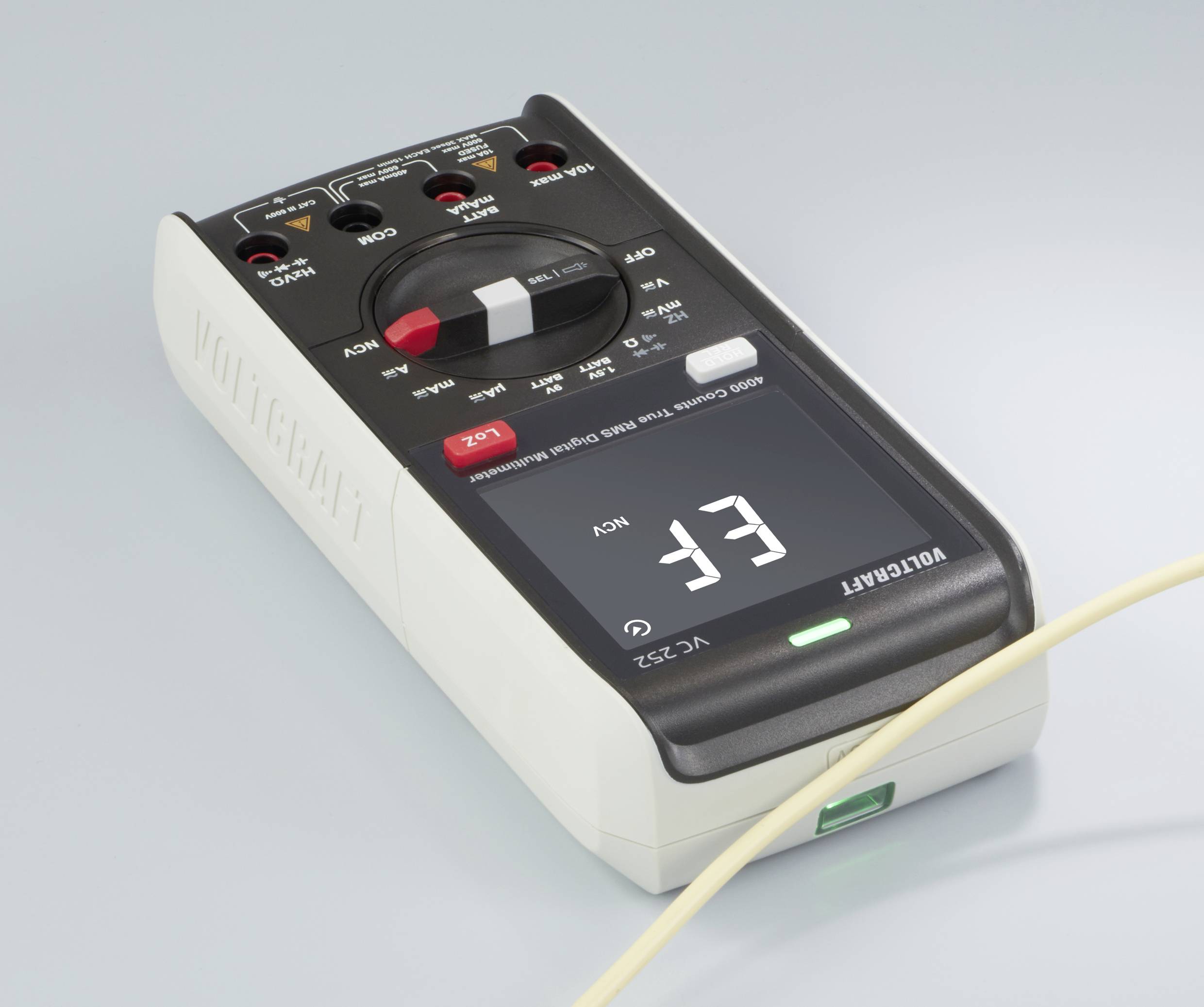 Digitálny multimeter s displejom '33', otočným prepínačom pre napätie, odpor a ďalšie nastavenia; dva konektory pre meracie káble.