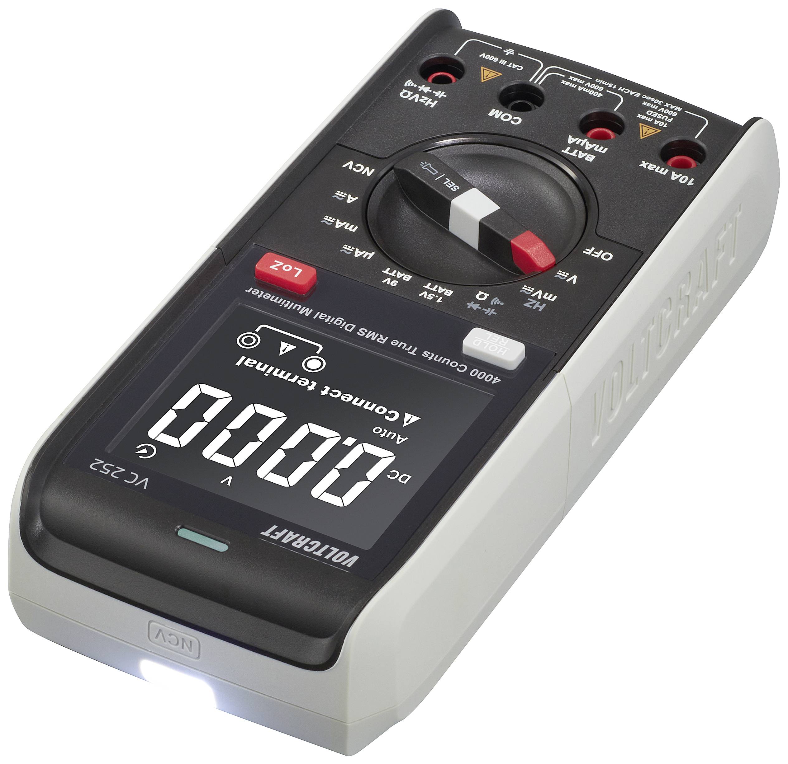 Digitálny multimeter zobrazuje '0000' na displeji. Má veľký otočný prepínač na výber meracích funkcií.