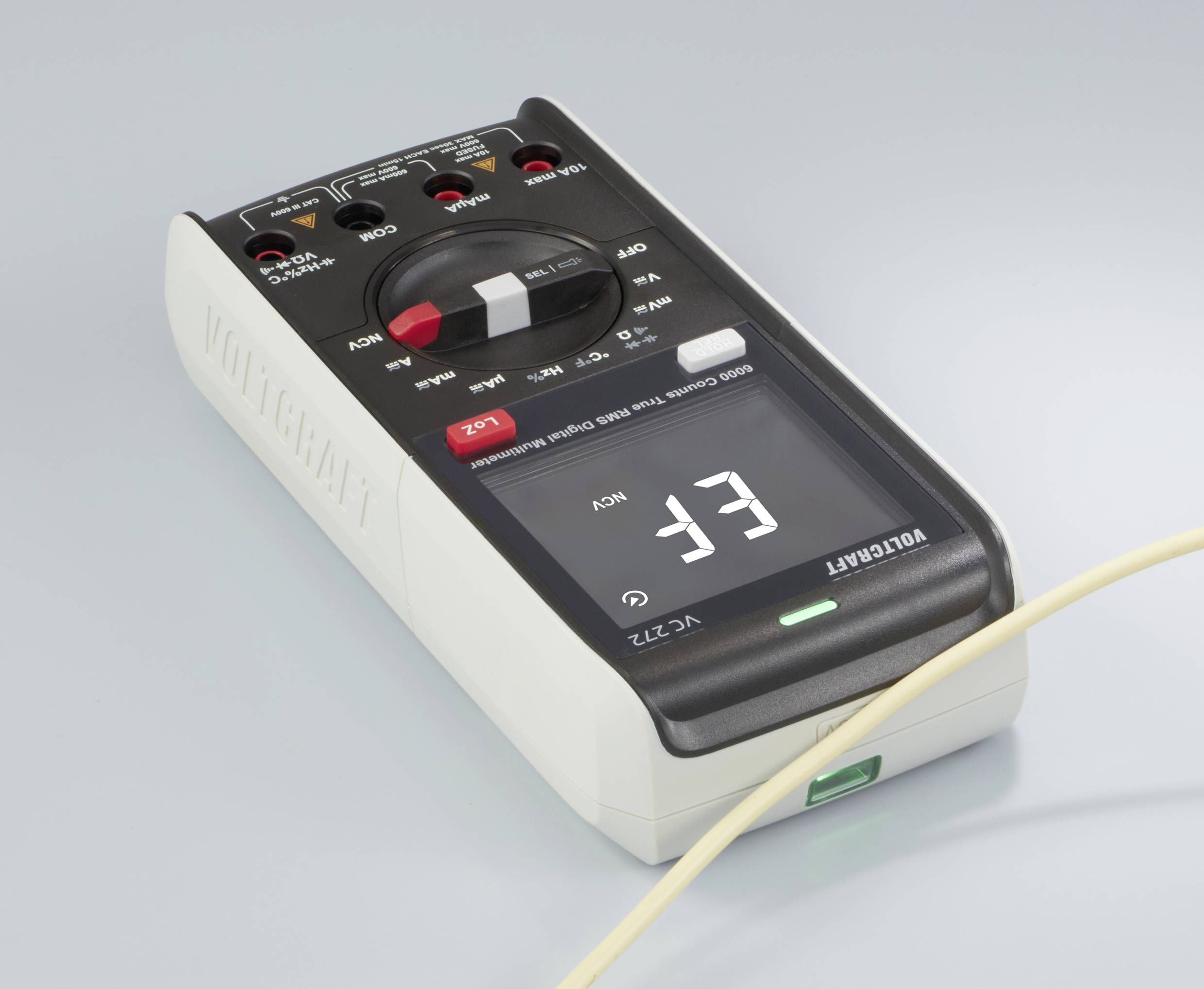 Multimeter v detailnom zábere. Ukazuje hodnotu 33. Je pripojený žltý kábel.