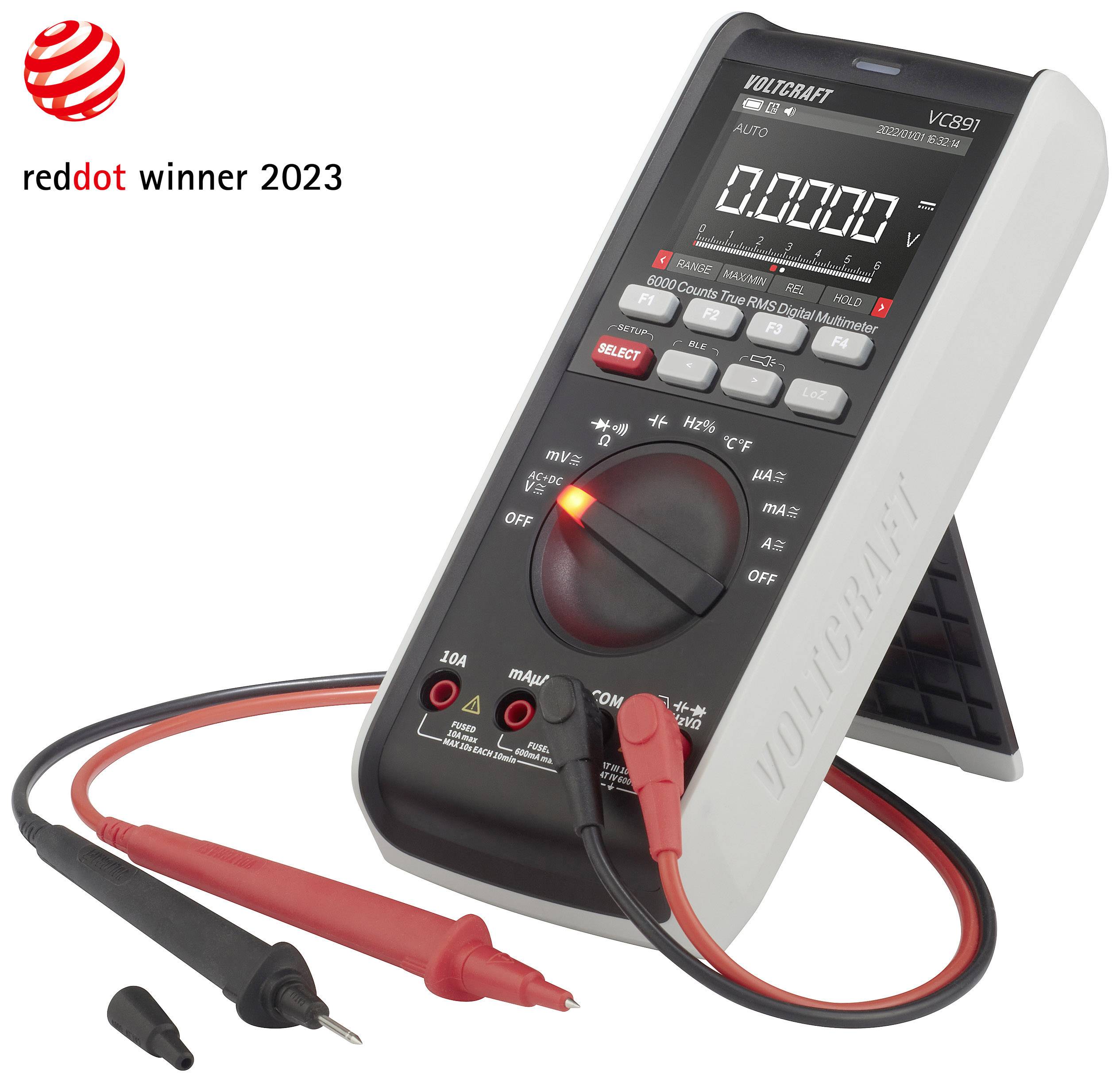 Digitálny multimeter s červeným a čiernym meracím káblom. Ocenenie 'Red Dot Winner 2023'. Zariadenie s displejom a viacerými tlačidlami.