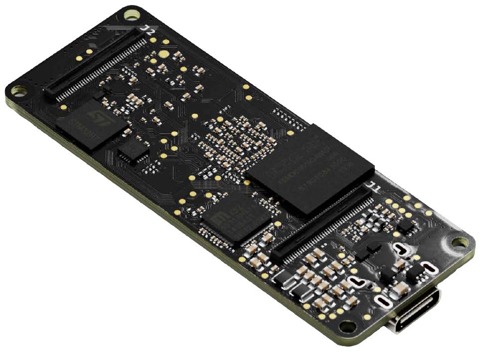 Čierna doska plošných spojov s viacerými mikročipmi a konektorom USB-C zobrazuje elektronické komponenty na kompaktnej doske.