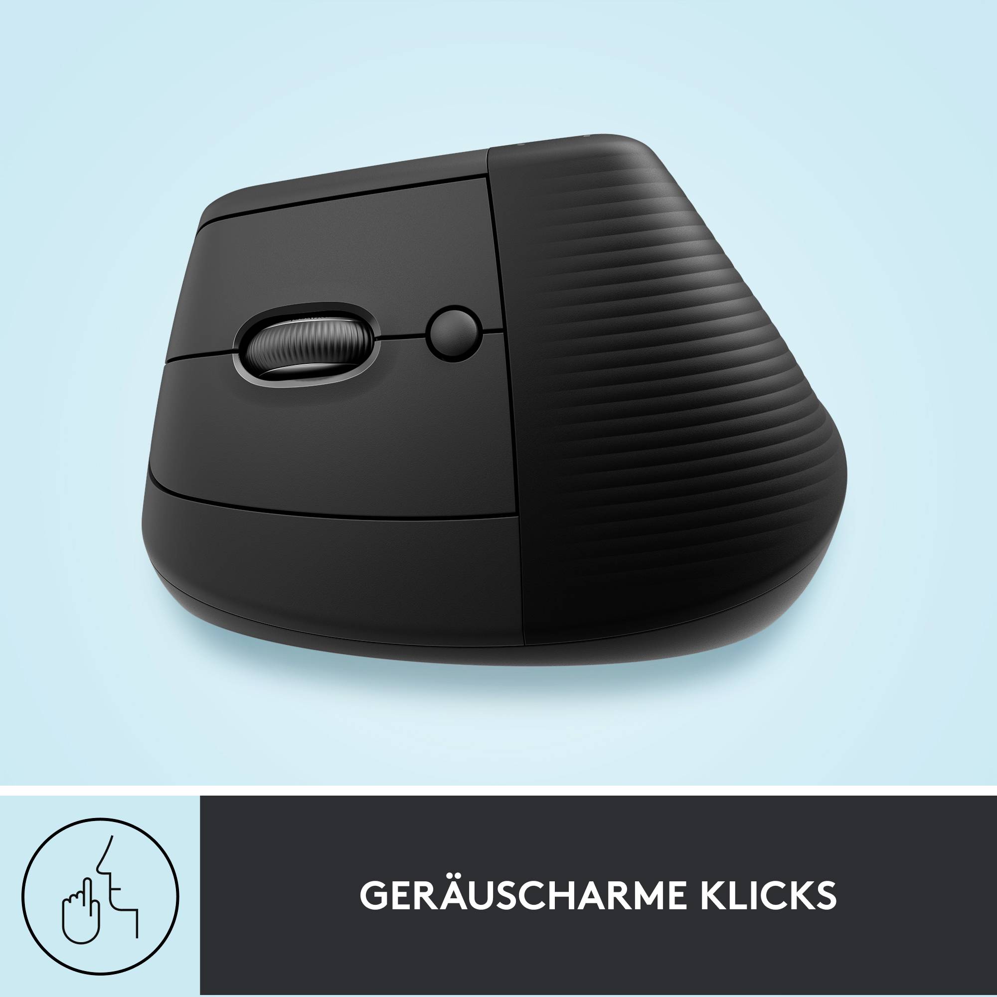 Vertikálna, ergonomická čierna počítačová myš pred modrým pozadím. Text pod ňou: 'Tiché klikanie'.