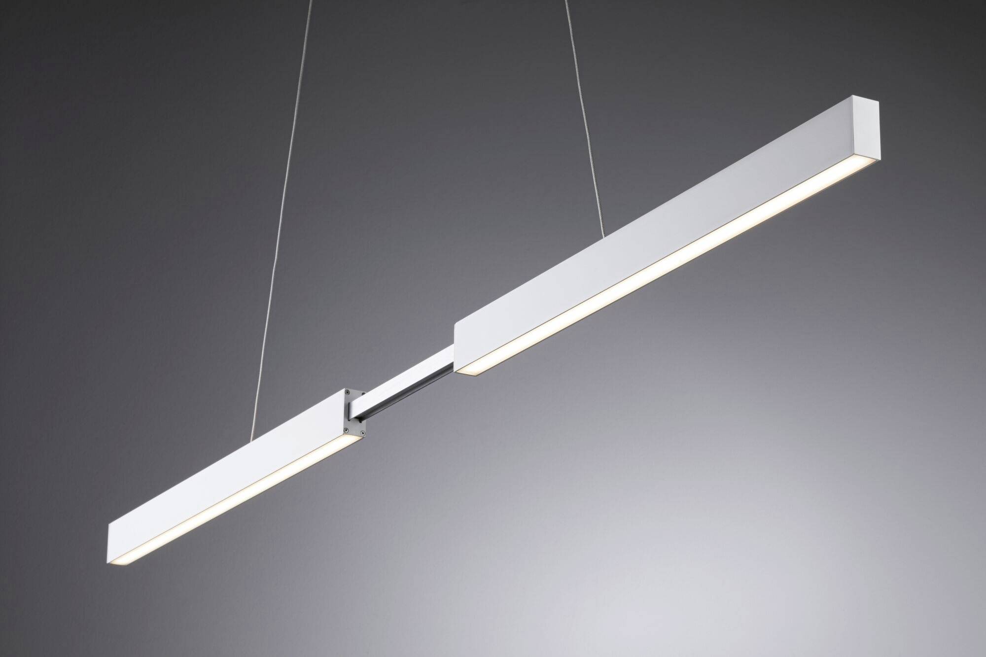 Moderná, minimalistická závesná lampa s dvoma horizontálnymi, dlhými, striebornými svetlami, ktoré visia na tenkých lanách zo stropu.