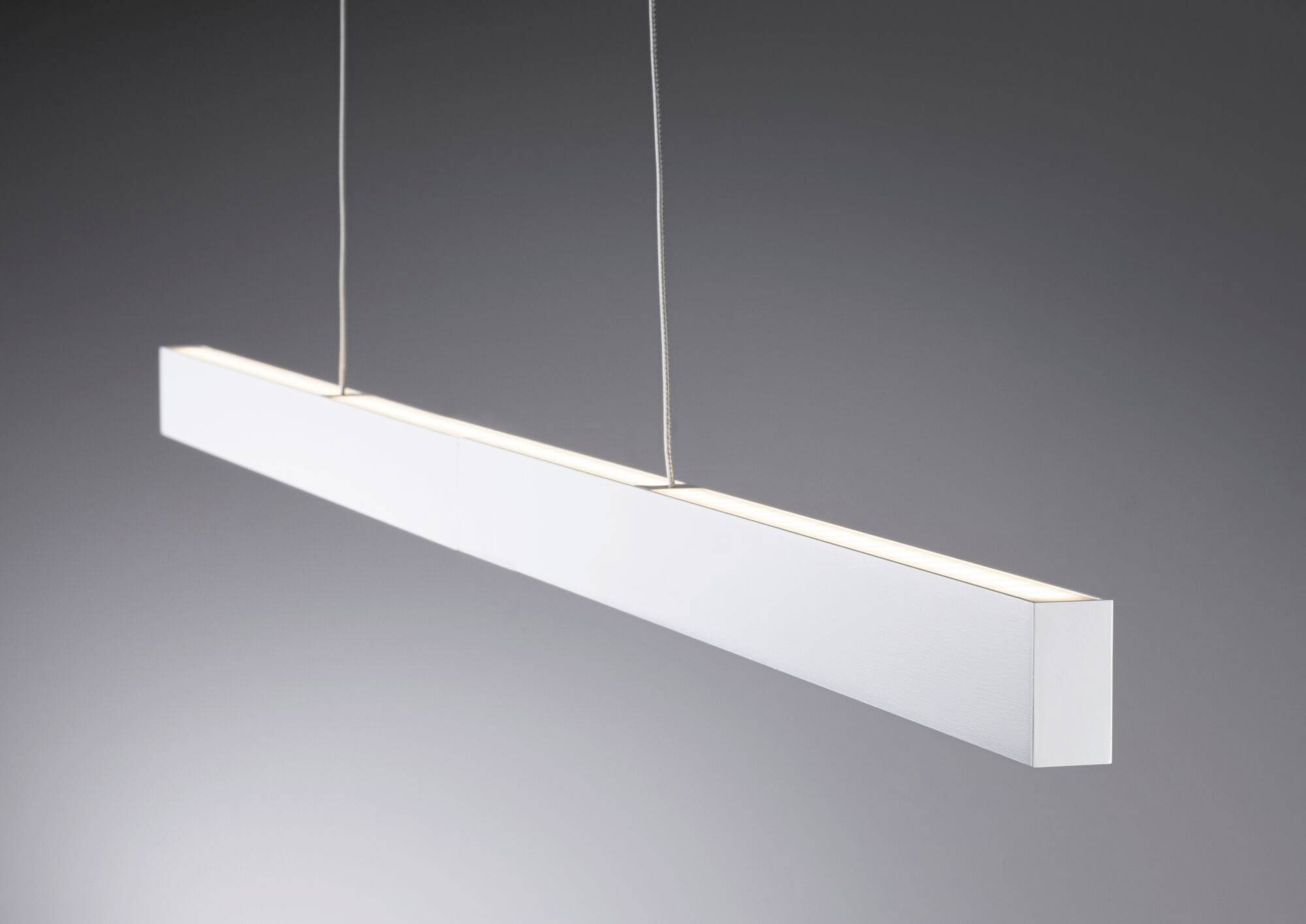 Moderná, biela závesná lampa s obdĺžnikovým, horizontálnym dizajnom, zavesená na dvoch tenkých lanách na šedom pozadí.