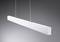 Moderná, biela závesná lampa s obdĺžnikovým, horizontálnym dizajnom, zavesená na dvoch tenkých lanách na šedom pozadí.