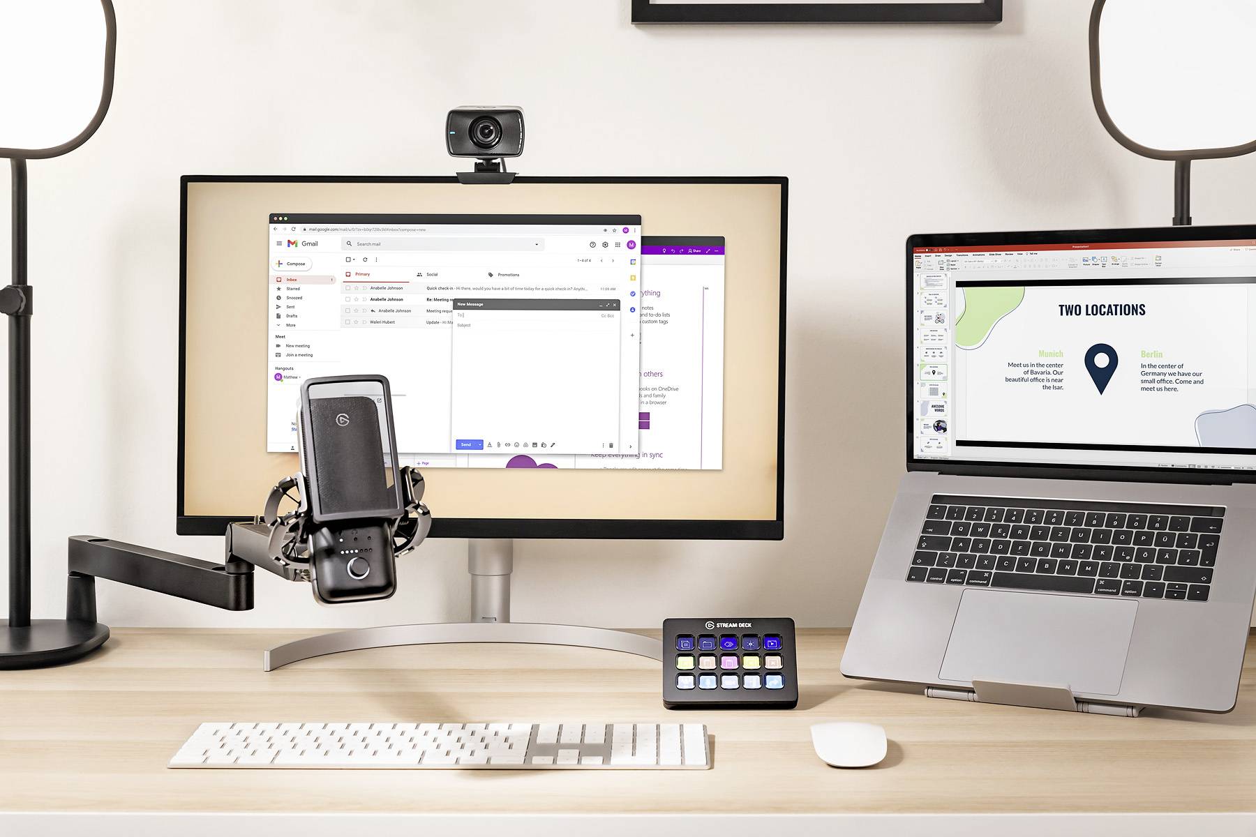 Domáca pracovná stanica s dvoma monitormi, laptopom, držiakom na smartfón, webkamerou a svetelnými zdrojmi, pripravená na videokonferencie.