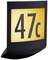 Tabuľka s orientačným číslom svieti, zobrazuje '47c' čiernym písmom na žltom pozadí.