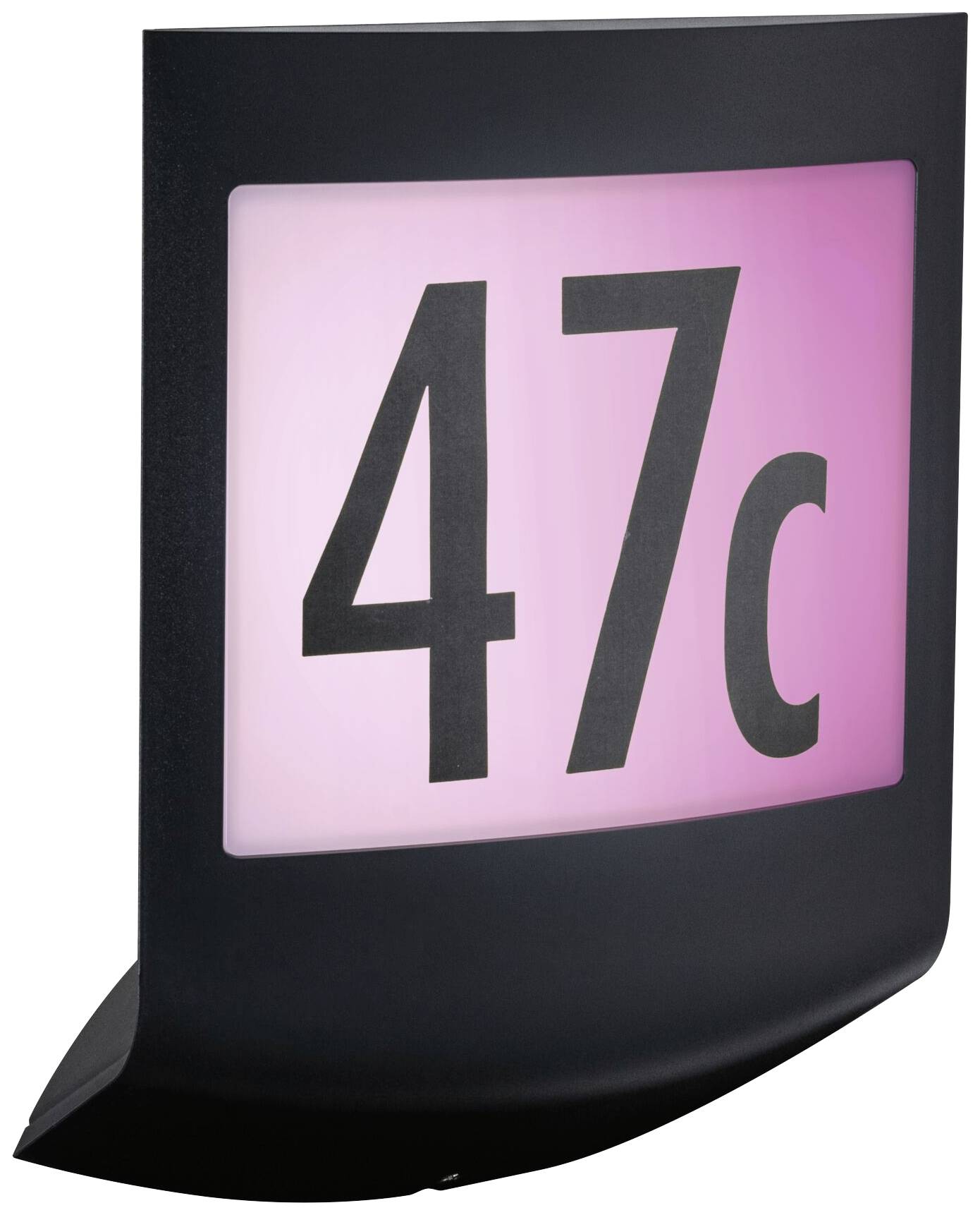 Osvetlená tabuľa s nápisom '47c' čiernym písmom na ružovom pozadí.