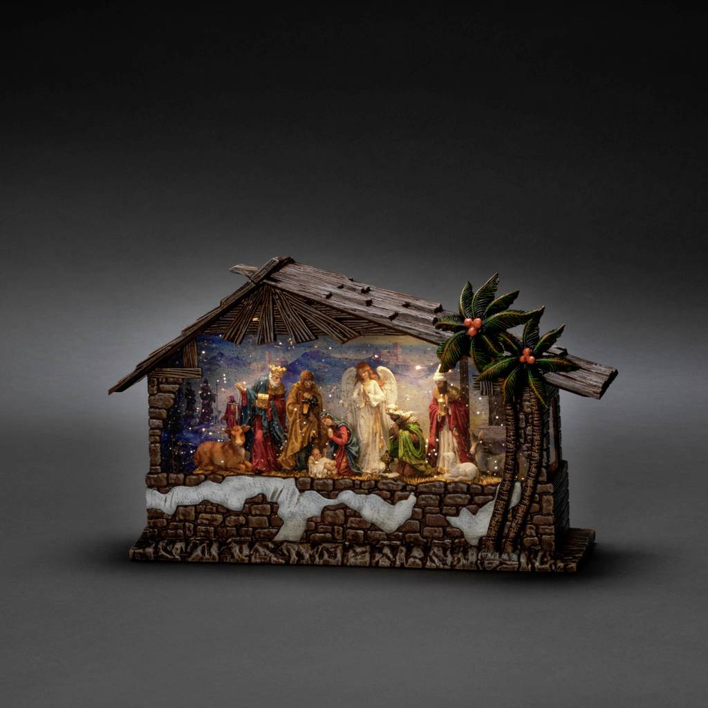 Detailná scéna z betlehemského výjavu s Máriou, Jozefom, dieťaťom Ježišom, anjelom, pastiermi a zvieratami v maštali.