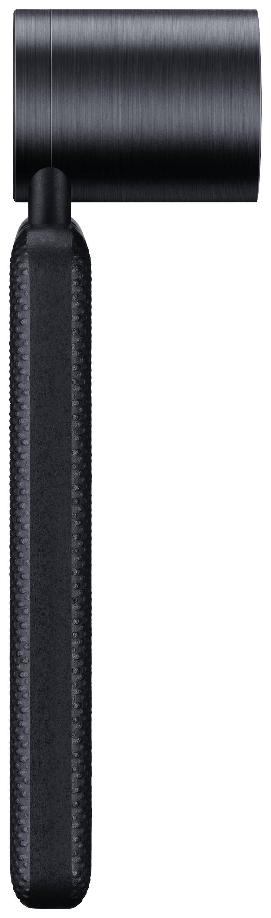 Čierná kľučka, pohľad z boku. Moderný, minimalistický štýl s valcovitým držadlom a hranatou základňou.