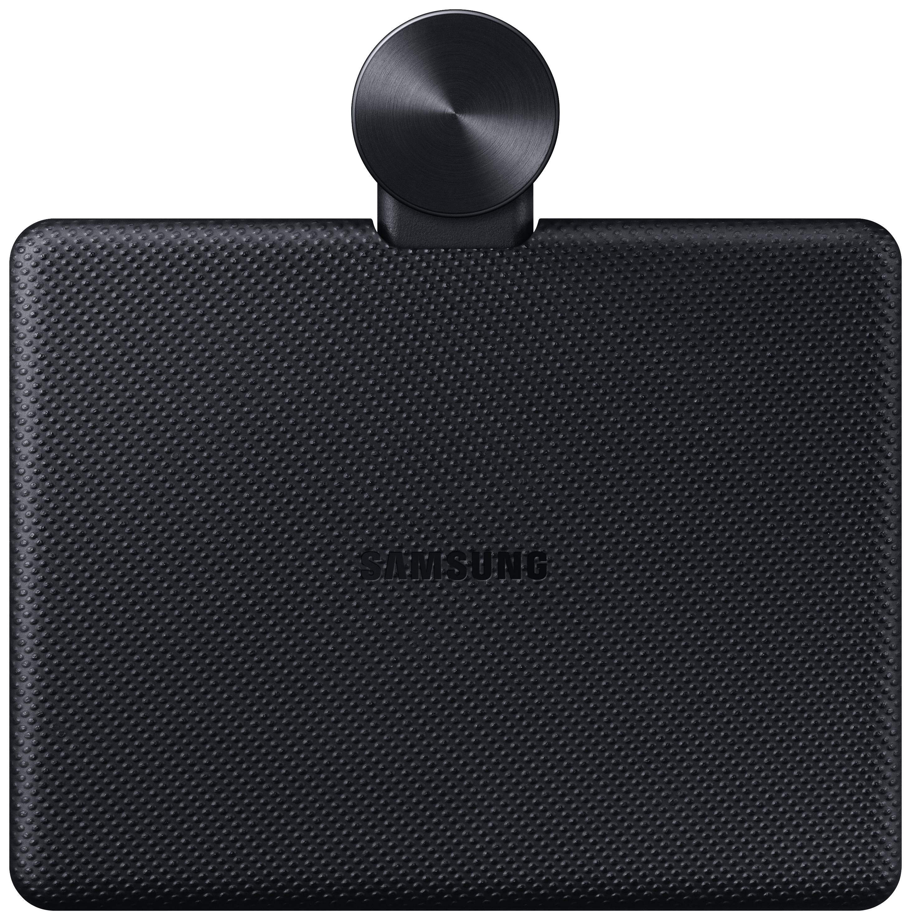 Čierny, štruktúrovaný predmet s logom Samsung a okrúhlym, plochým tlačidlom v strede na vrchu.