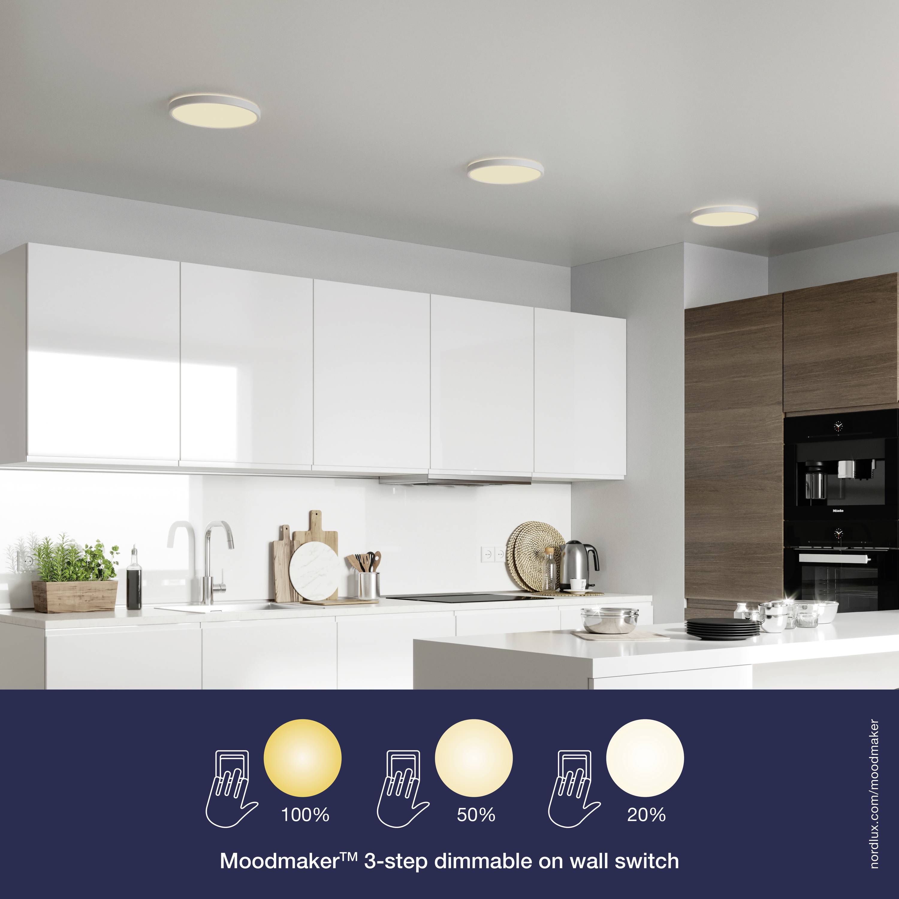 'Moderná kuchyňa s bielymi skrinkami a kruhovými svietidlami. Obrázok zobrazuje funkciu stmievania Moodmaker™ v 3 úrovniach s intenzitou 100%, 50%, 20%.'