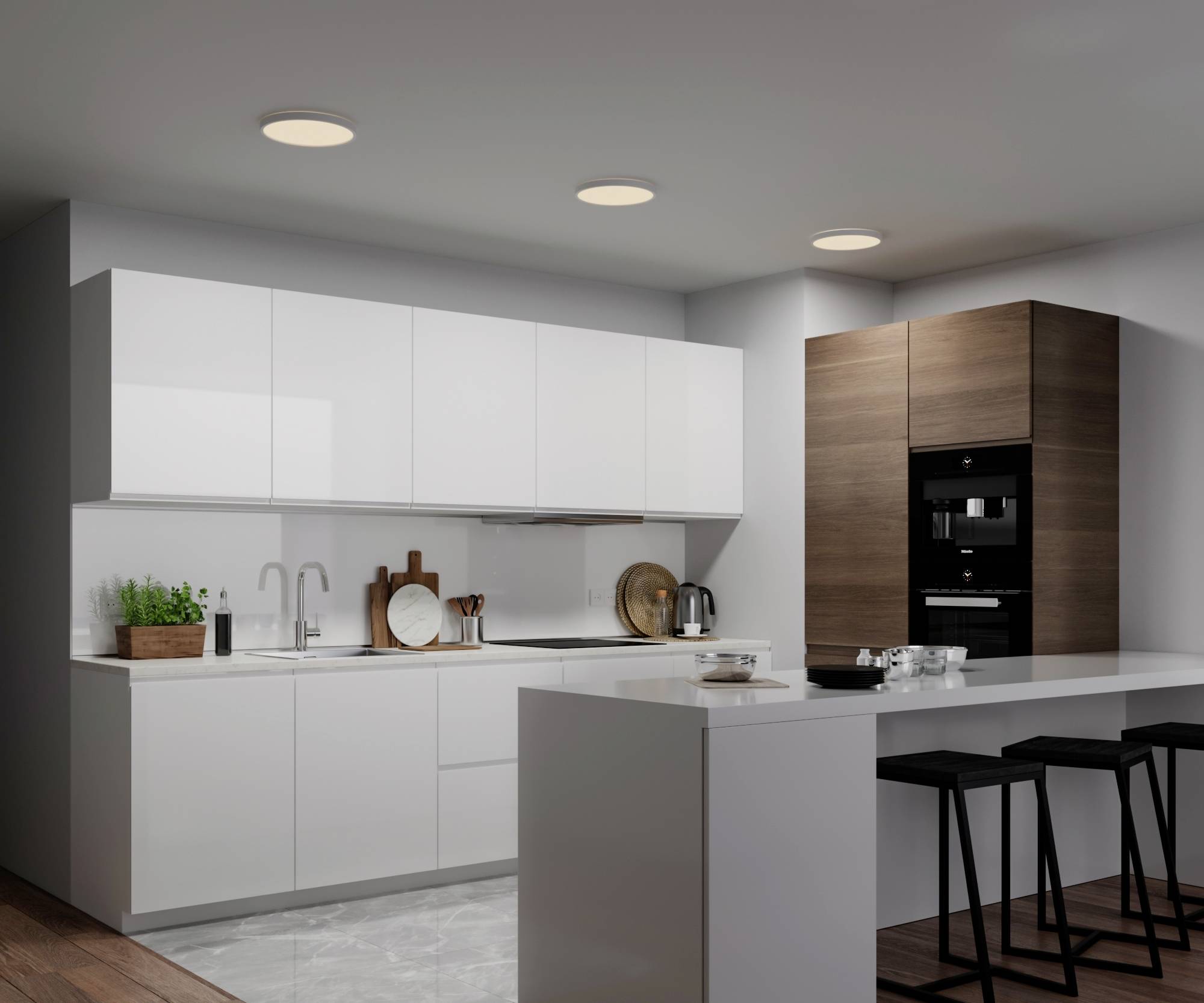 Moderná kuchyňa s bielymi skrinkami, čiernou pecou v drevenej obložbe, ostrovnou pracovnou plochou a dvoma barovou stoličkami.