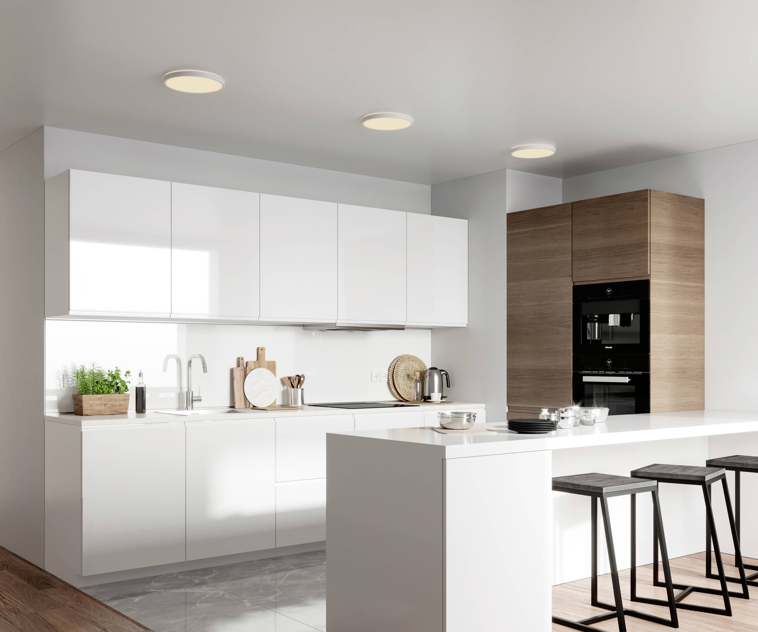 Moderná kuchyňa s bielymi skrinkami, drevenými akcentmi a barových stoličkami. Svetlé osvetlenie, minimalistické zariadenie a funkčný dizajn.