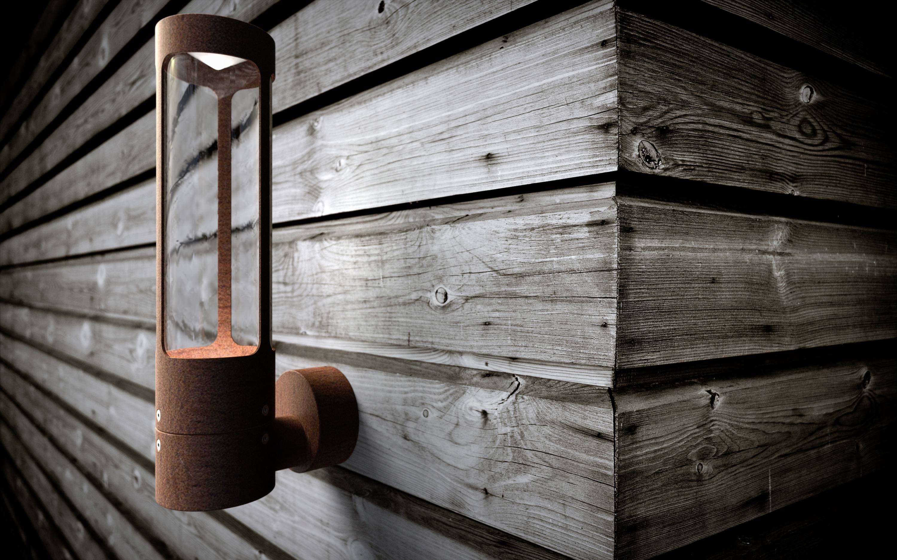 Moderná vonkajšia lampa z kovu je namontovaná na drevenej stene. Má štíhly, priesvitný dizajn a harmonicky sa začleňuje do okolitého prostredia.