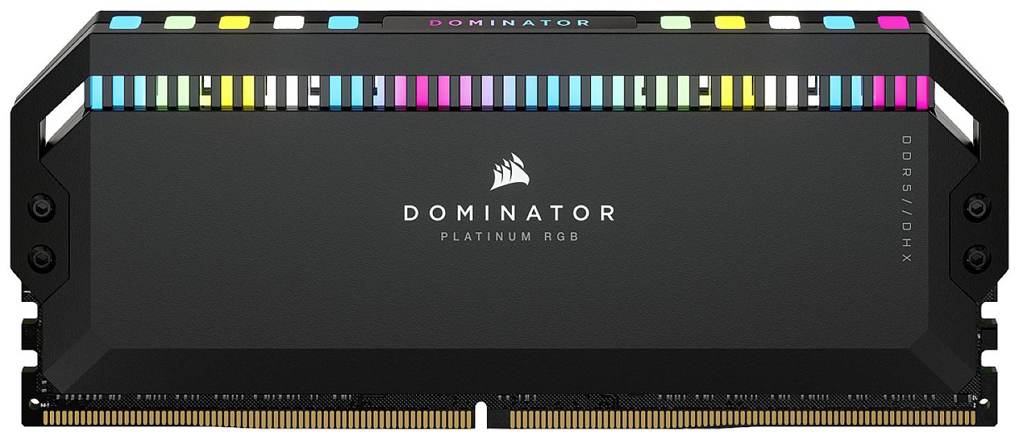 Pamäťový modul s čiernym krytom a farebnými RGB svetlami. Na povrchu označený nápisom 'DOMINATOR PLATINUM RGB'.