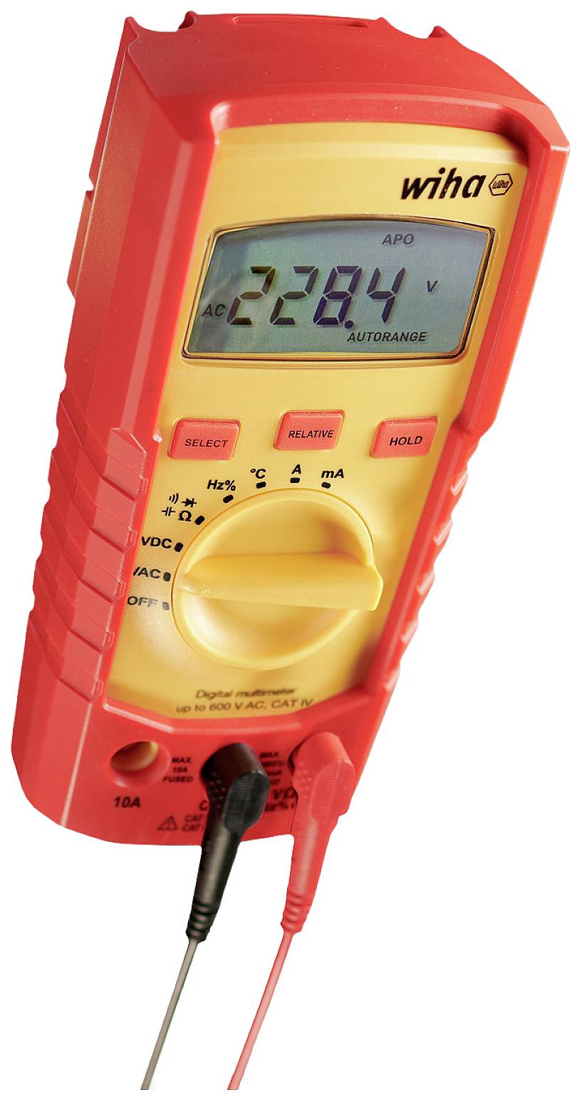 Červený digitálny multimeter ukazuje nameranú hodnotu 228,4 voltov. Prístroj má otočný prepínač a dve meracie vedenia, čierne a červené.