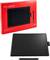 Grafický tablet 'One by Wacom' v červenom obale, pod ním čierny tablet s perom.