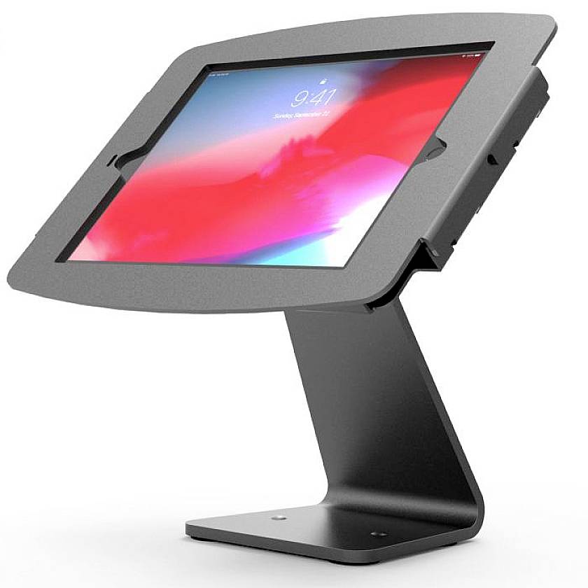 Tablet v čiernom držiaku, namontované na pevnej základni, zobrazuje farebný displej.