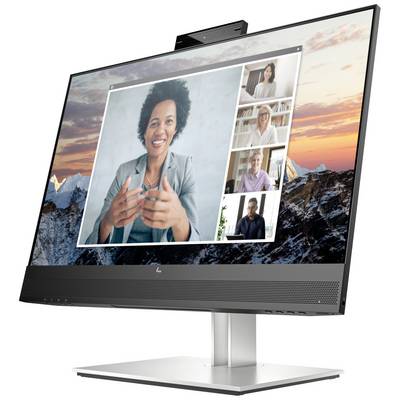 Monitor zobrazuje videokonferenčný hovor s piatimi účastníkmi. Jedna žena hovorí, zatiaľ čo štyria ďalší účastníci ju počúvajú.