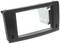 Čierny plastový rám s obdĺžnikový otvorom a namontovanou kovovým držiakom, vhodný pre DIN zariadenia v automobiloch.