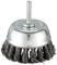 Guľatá kefa so skrútenými drôtenými štetinami a kovovým držadlom, vhodná pre vŕtačky, na odstraňovanie hrdze alebo čistenie povrchov.