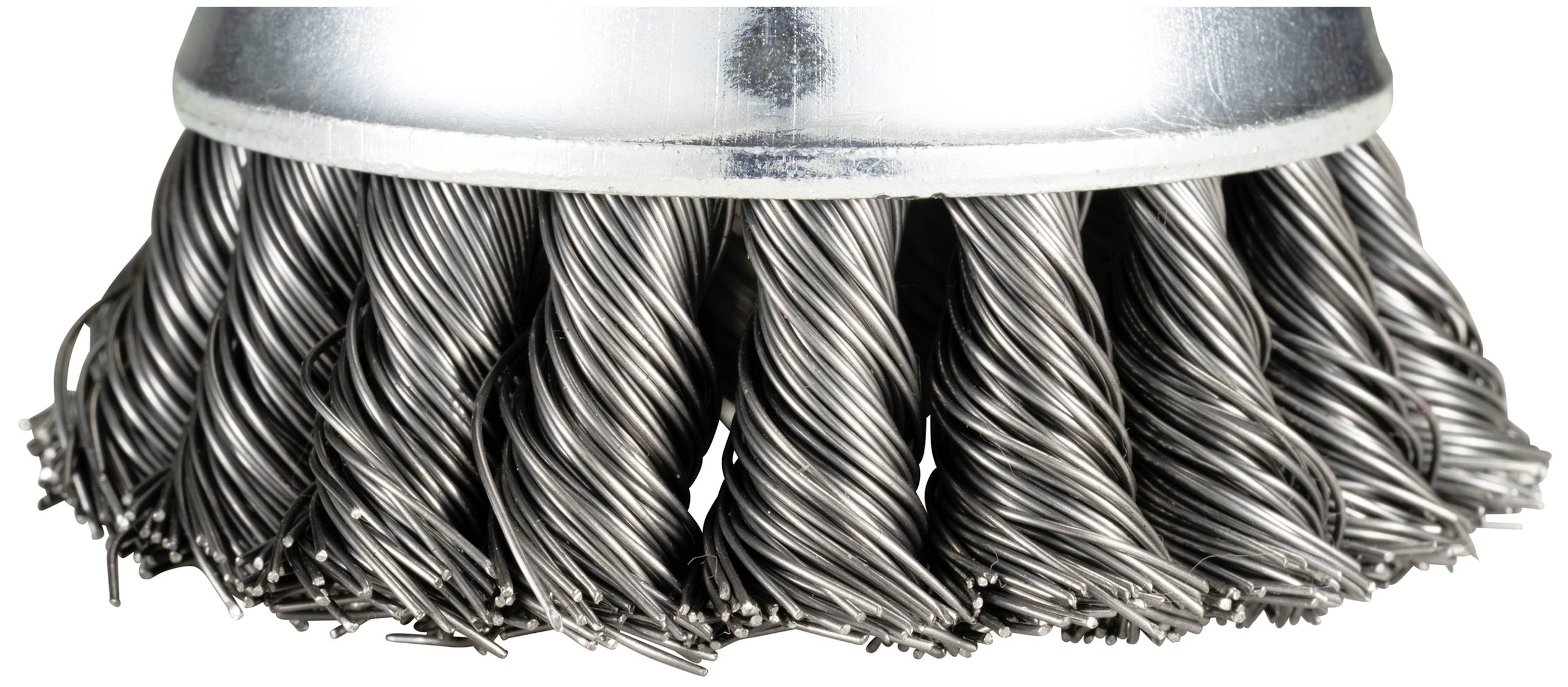 Drôtená kefa s skrútenými kovovými štetinami a strieborným držadlom, vhodná na odstraňovanie hrdze a farby z kovových povrchov.