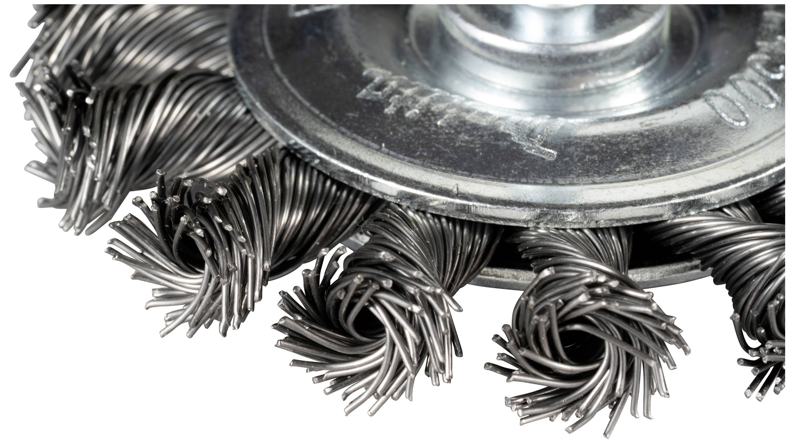 Detailný záber kruhovej drôtenej kefy s skrútenými drôtenými štetinami, ktorá sa používa na čistenie alebo úpravu povrchu.