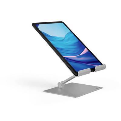 Tablet stojí na striebornom nastaviteľnom stojane, ktorý je mierne naklopený smerom nahor. Displej zobrazuje modré a ružové farby.