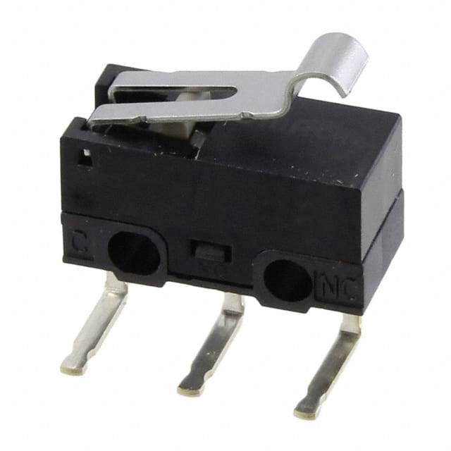 Trojpólový mikrospínač s kovovým pákovým ovládačom. Spínač má svorky označené 'C', 'NO' a 'NC' pre rôzne elektrické obvody.