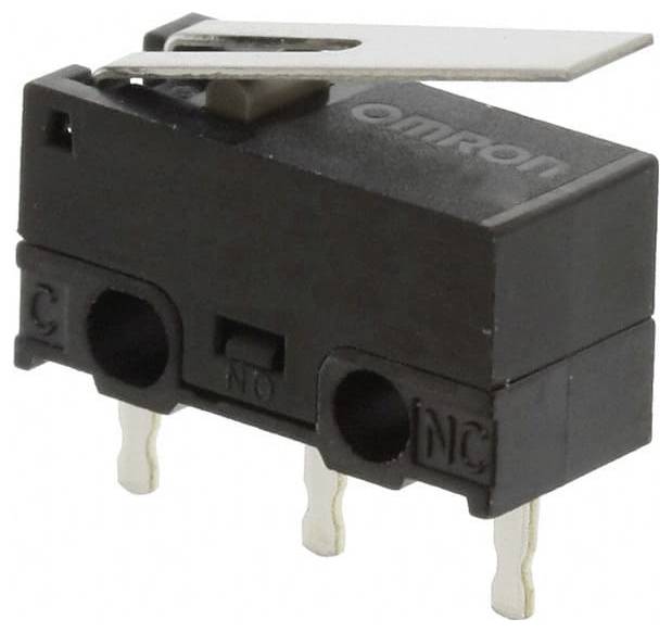 Čierny mikrospínač s kovovým páčkovým ovládačom, s tromi kolíkmi označenými "C", "NO" a "NC", používaný v elektronických zariadeniach na ovládacie funkcie.
