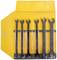 Šesťdielná sada otvárateľných kľúčov v žltom plastovom držiaku. Veľkosti od 4 do 10 mm. Nástroje sú čierne a otvorené.