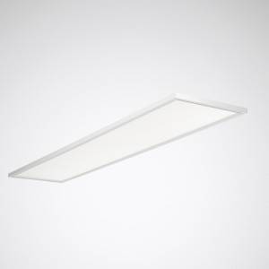 Obdĺžnikový, plochý LED panel s bielym rámom, zavesený na strope, poskytuje rovnomerné osvetlenie v interiéri.