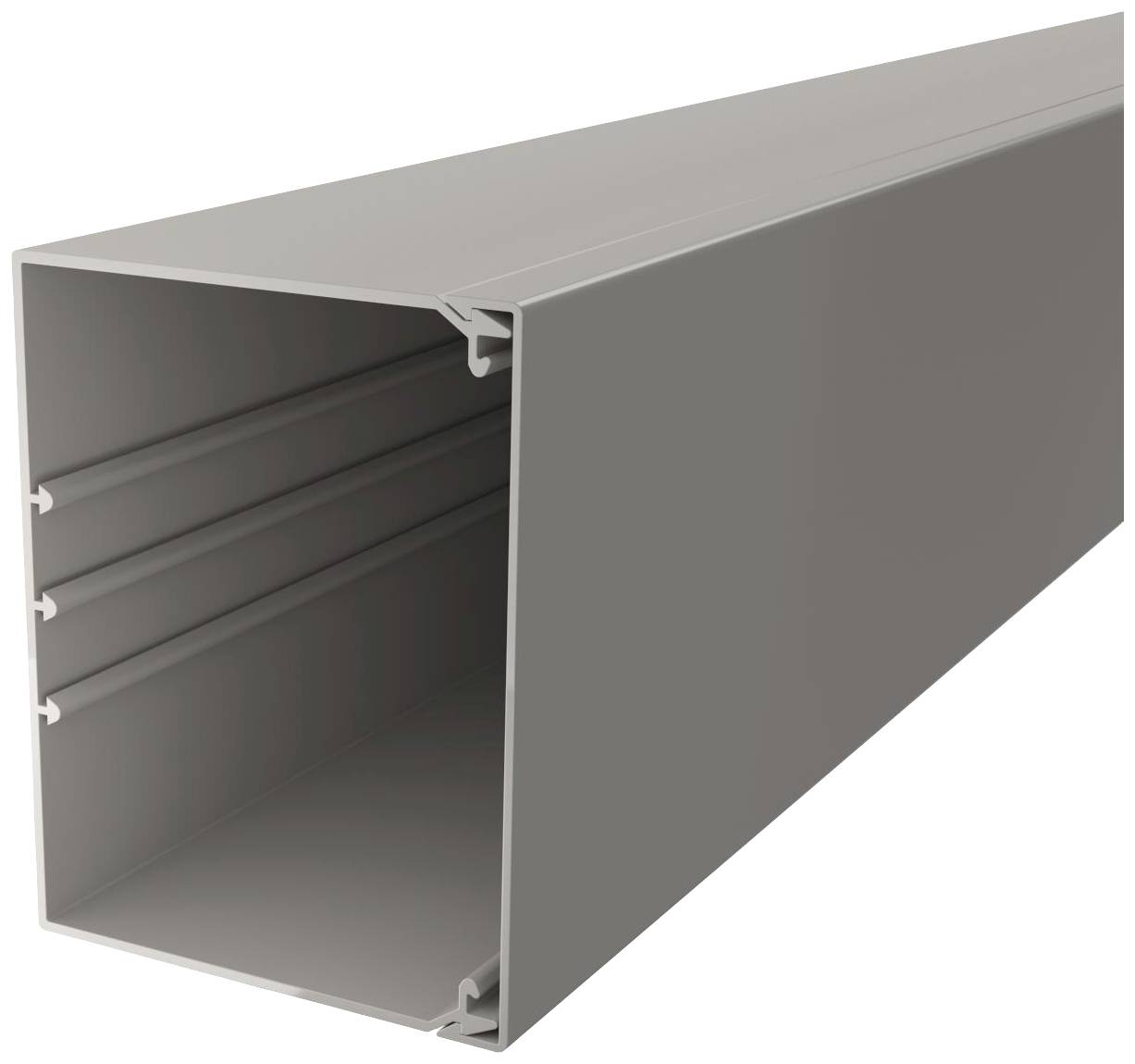 Sivý plastový káblový kanál obdĺžnikového tvaru, otvorený na jednom konci, zobrazujúci vnútorné vodiace lišty na vedenie káblov.