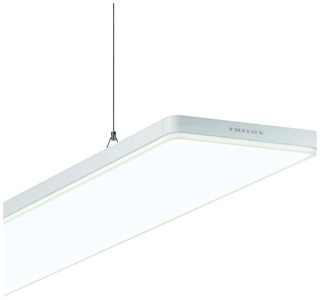 Obdĺžniková biela stropná LED lampa od TRILUX, zavesená na lane. Poskytuje rovnomerné, jasné svetlo.
