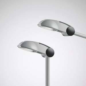 Dva moderné pouličné lampy s jednoduchými sivými krytmi a priesvitnými krytkami pred sivým pozadím.