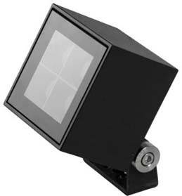 Čierny LED reflektor v tvare kocky, mierne naklonený, montovateľný kĺbovým mechanizmom na priestorovo úsporné a cielené osvetlenie.