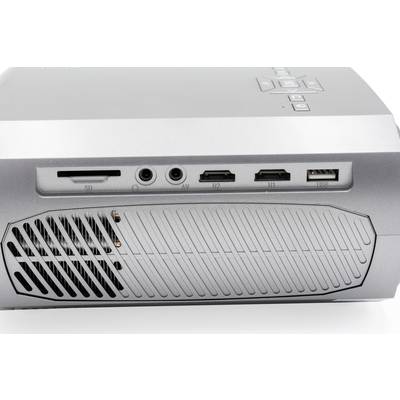Strieborný projektor ukazuje rôzne prípojky: slot na SD kartu, 3,5 mm audio, AV, dva HDMI porty a USB port.