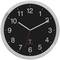 Okrúhle nástenné hodiny s čiernym ciferníkom, strieborným rámom a bielymi číslicami ukazujú 10:10.