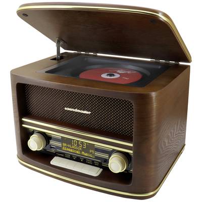 Retro drevené rádio s otvoreným CD priestorom, ktoré vkladá CD. Rádio zobrazuje čas a hrá klasickú hudbu.