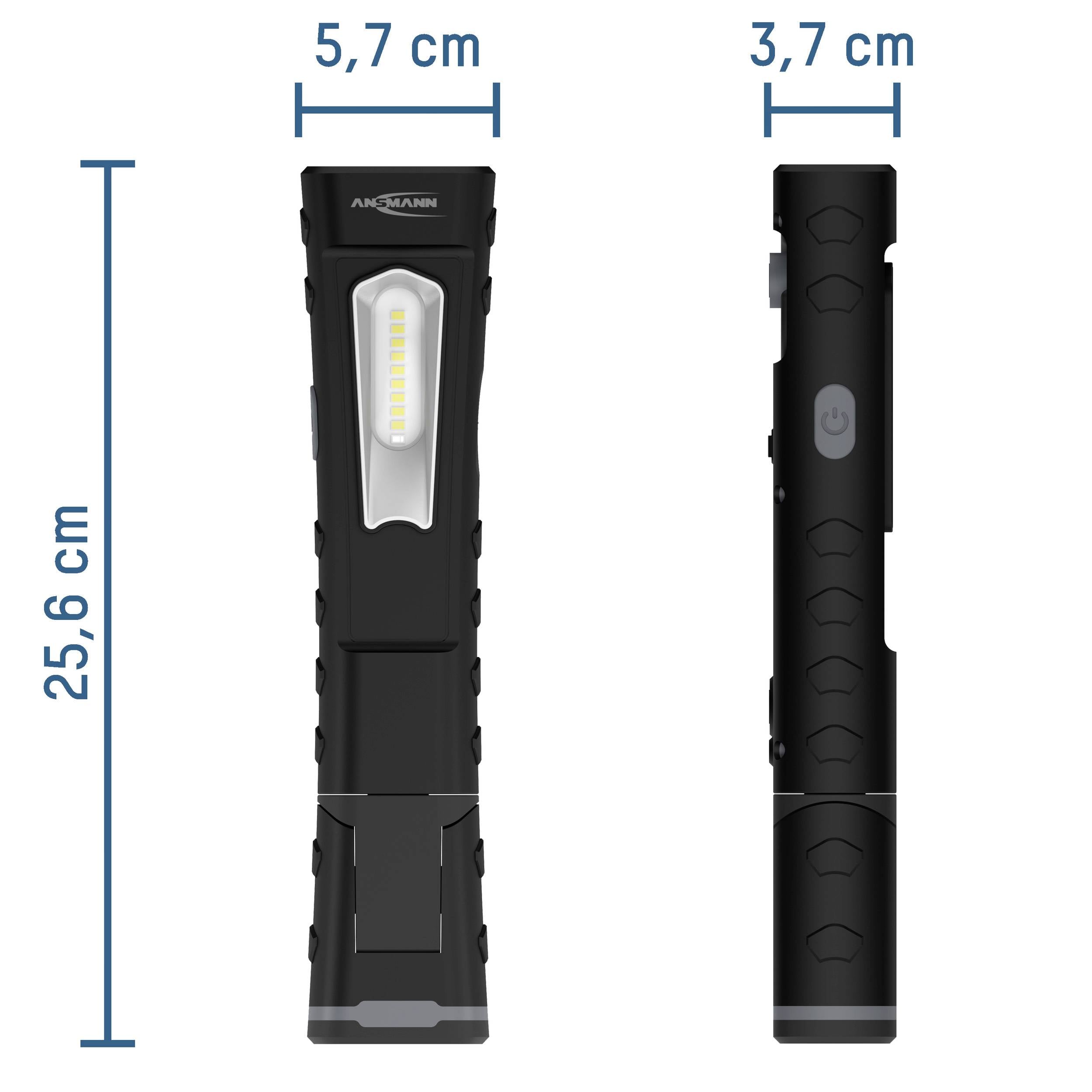 'Čierna baterka od ANSMANN, 25,6 cm vysoká, 5,7 cm široká. Pohľad z boku ukazuje tlačidlo, výšku, pohľad spredu ukazuje svetelný pruh.'