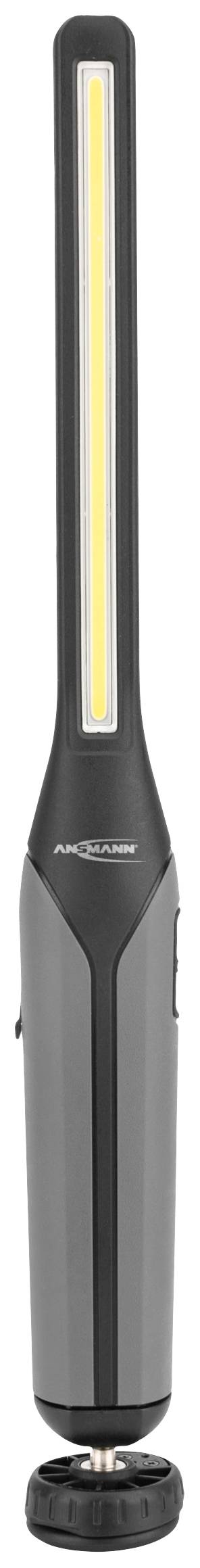 Štíhla prenosná LED pracovná lampa s čiernou rukoväťou. Ideálna pre bodové osvetlenie v dielňach alebo počas vonkajších aktivít.