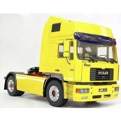 Žltý nákladný automobil značky MAN F2000 bez prívesu stojí zboku na bielom pozadí.