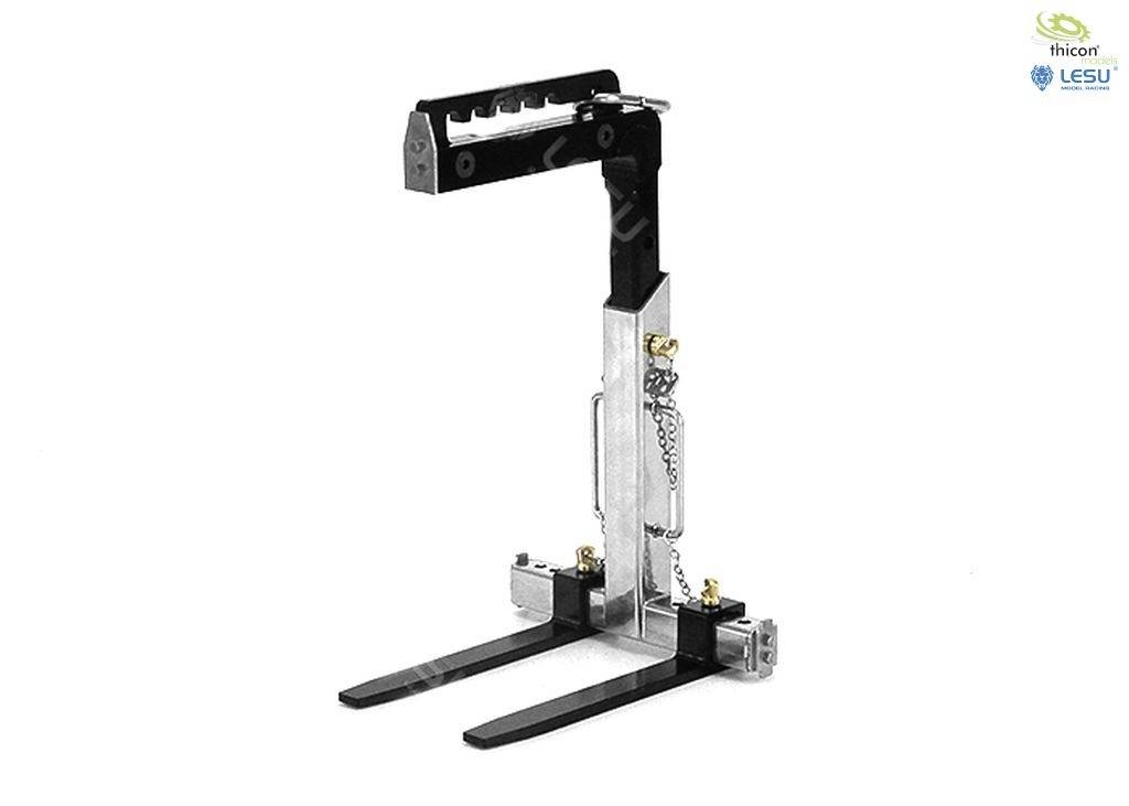 Príslušenstvo pre vysokozdvižný vozík v čiernej a striebornej farbe s dvoma vidlicami a vertikálnym držiakom. Vhodné na rozšírenie modelových vozidiel.